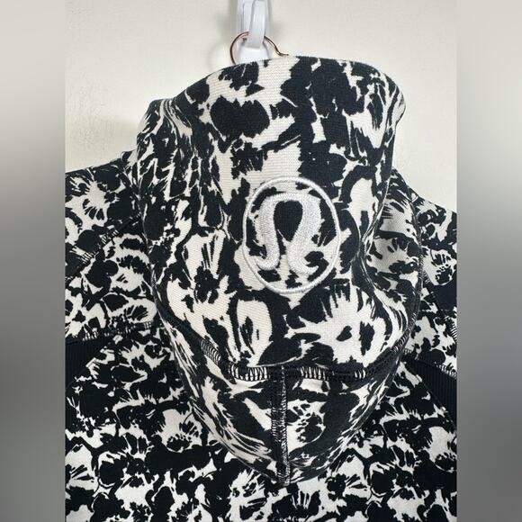 Lululemon Scuba Hoodie Black and White Floral Print 8 jacket EUC - Picture 8 of 8